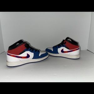 (BQ6931 146) Air Jordan 1 Mid SE white/red/blue sz 5.5 Youth Good Condition